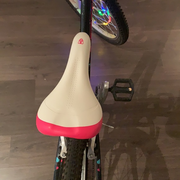 Used MT 220 Girls 24" Black/Pink 2015 - Picture 4 of 7